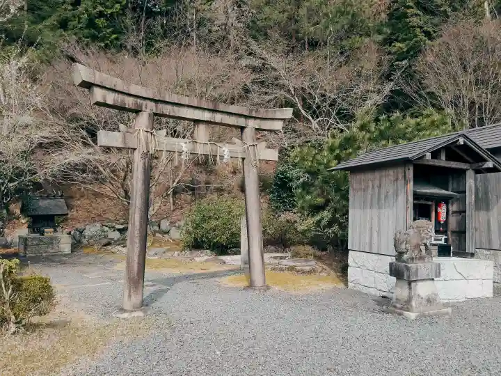 出世稲荷神社の{uncategorized: "未分類", other: "その他", undefined: "問題あり", building: "その他建物", grave: "お墓", sacred_gate: "鳥居", guardian: "狛犬", statue: "像", buddha: "仏像", history: "歴史", nature: "自然", garden: "庭園", animal: "動物", pagoda: "塔", temizu: "手水舎", mountain_gate: "山門・神門", sanctuary: "本殿・本堂", subordinate: "末社・摂社", art: "芸術", scenery: "景色", jizo: "地蔵", ema: "絵馬", goshuin: "御朱印", omikuji: "おみくじ", items: "授与品その他", amulet: "お守り", goshuincho: "御朱印帳", eats: "食事", festival: "お祭り", votive_dance: "神楽", shichigosan: "七五三参", wedding: "結婚式", experience: "体験その他", initially: "初詣", around: "周辺", anti_infection: "感染症対策"}