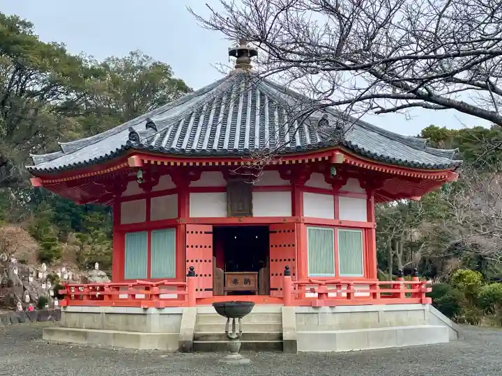 愛染明王堂の{uncategorized: "未分類", other: "その他", undefined: "問題あり", building: "その他建物", grave: "お墓", sacred_gate: "鳥居", guardian: "狛犬", statue: "像", buddha: "仏像", history: "歴史", nature: "自然", garden: "庭園", animal: "動物", pagoda: "塔", temizu: "手水舎", mountain_gate: "山門・神門", sanctuary: "本殿・本堂", subordinate: "末社・摂社", art: "芸術", scenery: "景色", jizo: "地蔵", ema: "絵馬", goshuin: "御朱印", omikuji: "おみくじ", items: "授与品その他", amulet: "お守り", goshuincho: "御朱印帳", eats: "食事", festival: "お祭り", votive_dance: "神楽", shichigosan: "七五三参", wedding: "結婚式", experience: "体験その他", initially: "初詣", around: "周辺", anti_infection: "感染症対策"}