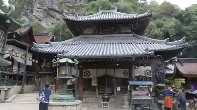 宝山寺の本殿・本堂