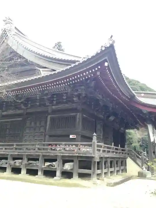 椎尾山薬王院の本殿・本堂