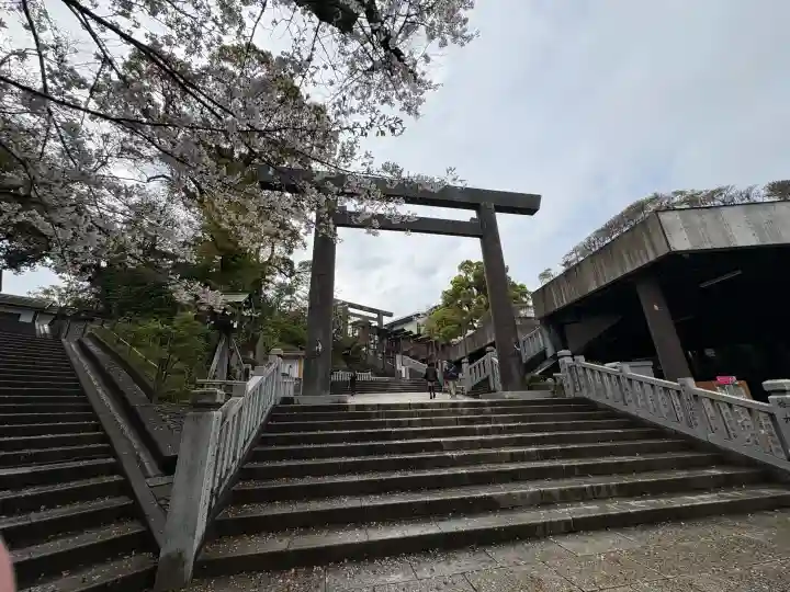 伊勢山皇大神宮の{uncategorized: "未分類", other: "その他", undefined: "問題あり", building: "その他建物", grave: "お墓", sacred_gate: "鳥居", guardian: "狛犬", statue: "像", buddha: "仏像", history: "歴史", nature: "自然", garden: "庭園", animal: "動物", pagoda: "塔", temizu: "手水舎", mountain_gate: "山門・神門", sanctuary: "本殿・本堂", subordinate: "末社・摂社", art: "芸術", scenery: "景色", jizo: "地蔵", ema: "絵馬", goshuin: "御朱印", omikuji: "おみくじ", items: "授与品その他", amulet: "お守り", goshuincho: "御朱印帳", eats: "食事", festival: "お祭り", votive_dance: "神楽", shichigosan: "七五三参", wedding: "結婚式", experience: "体験その他", initially: "初詣", around: "周辺", anti_infection: "感染症対策"}
