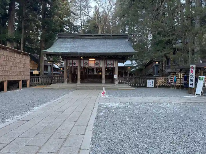 諏訪大社の{uncategorized: "未分類", other: "その他", undefined: "問題あり", building: "その他建物", grave: "お墓", sacred_gate: "鳥居", guardian: "狛犬", statue: "像", buddha: "仏像", history: "歴史", nature: "自然", garden: "庭園", animal: "動物", pagoda: "塔", temizu: "手水舎", mountain_gate: "山門・神門", sanctuary: "本殿・本堂", subordinate: "末社・摂社", art: "芸術", scenery: "景色", jizo: "地蔵", ema: "絵馬", goshuin: "御朱印", omikuji: "おみくじ", items: "授与品その他", amulet: "お守り", goshuincho: "御朱印帳", eats: "食事", festival: "お祭り", votive_dance: "神楽", shichigosan: "七五三参", wedding: "結婚式", experience: "体験その他", initially: "初詣", around: "周辺", anti_infection: "感染症対策"}