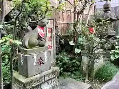 於三稲荷神社の狛犬