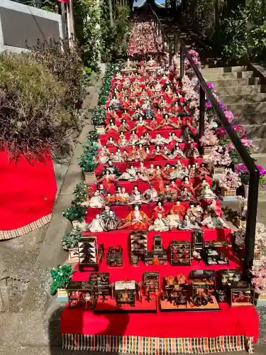 座間神社の{uncategorized: "未分類", other: "その他", undefined: "問題あり", building: "その他建物", grave: "お墓", sacred_gate: "鳥居", guardian: "狛犬", statue: "像", buddha: "仏像", history: "歴史", nature: "自然", garden: "庭園", animal: "動物", pagoda: "塔", temizu: "手水舎", mountain_gate: "山門・神門", sanctuary: "本殿・本堂", subordinate: "末社・摂社", art: "芸術", scenery: "景色", jizo: "地蔵", ema: "絵馬", goshuin: "御朱印", omikuji: "おみくじ", items: "授与品その他", amulet: "お守り", goshuincho: "御朱印帳", eats: "食事", festival: "お祭り", votive_dance: "神楽", shichigosan: "七五三参", wedding: "結婚式", experience: "体験その他", initially: "初詣", around: "周辺", anti_infection: "感染症対策"}