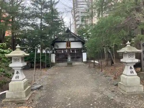 琴似神社の{uncategorized: "未分類", other: "その他", undefined: "問題あり", building: "その他建物", grave: "お墓", sacred_gate: "鳥居", guardian: "狛犬", statue: "像", buddha: "仏像", history: "歴史", nature: "自然", garden: "庭園", animal: "動物", pagoda: "塔", temizu: "手水舎", mountain_gate: "山門・神門", sanctuary: "本殿・本堂", subordinate: "末社・摂社", art: "芸術", scenery: "景色", jizo: "地蔵", ema: "絵馬", goshuin: "御朱印", omikuji: "おみくじ", items: "授与品その他", amulet: "お守り", goshuincho: "御朱印帳", eats: "食事", festival: "お祭り", votive_dance: "神楽", shichigosan: "七五三参", wedding: "結婚式", experience: "体験その他", initially: "初詣", around: "周辺", anti_infection: "感染症対策"}