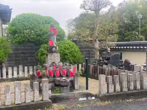 与楽寺の{uncategorized: "未分類", other: "その他", undefined: "問題あり", building: "その他建物", grave: "お墓", sacred_gate: "鳥居", guardian: "狛犬", statue: "像", buddha: "仏像", history: "歴史", nature: "自然", garden: "庭園", animal: "動物", pagoda: "塔", temizu: "手水舎", mountain_gate: "山門・神門", sanctuary: "本殿・本堂", subordinate: "末社・摂社", art: "芸術", scenery: "景色", jizo: "地蔵", ema: "絵馬", goshuin: "御朱印", omikuji: "おみくじ", items: "授与品その他", amulet: "お守り", goshuincho: "御朱印帳", eats: "食事", festival: "お祭り", votive_dance: "神楽", shichigosan: "七五三参", wedding: "結婚式", experience: "体験その他", initially: "初詣", around: "周辺", anti_infection: "感染症対策"}
