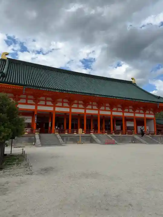 平安神宮の{uncategorized: "未分類", other: "その他", undefined: "問題あり", building: "その他建物", grave: "お墓", sacred_gate: "鳥居", guardian: "狛犬", statue: "像", buddha: "仏像", history: "歴史", nature: "自然", garden: "庭園", animal: "動物", pagoda: "塔", temizu: "手水舎", mountain_gate: "山門・神門", sanctuary: "本殿・本堂", subordinate: "末社・摂社", art: "芸術", scenery: "景色", jizo: "地蔵", ema: "絵馬", goshuin: "御朱印", omikuji: "おみくじ", items: "授与品その他", amulet: "お守り", goshuincho: "御朱印帳", eats: "食事", festival: "お祭り", votive_dance: "神楽", shichigosan: "七五三参", wedding: "結婚式", experience: "体験その他", initially: "初詣", around: "周辺", anti_infection: "感染症対策"}