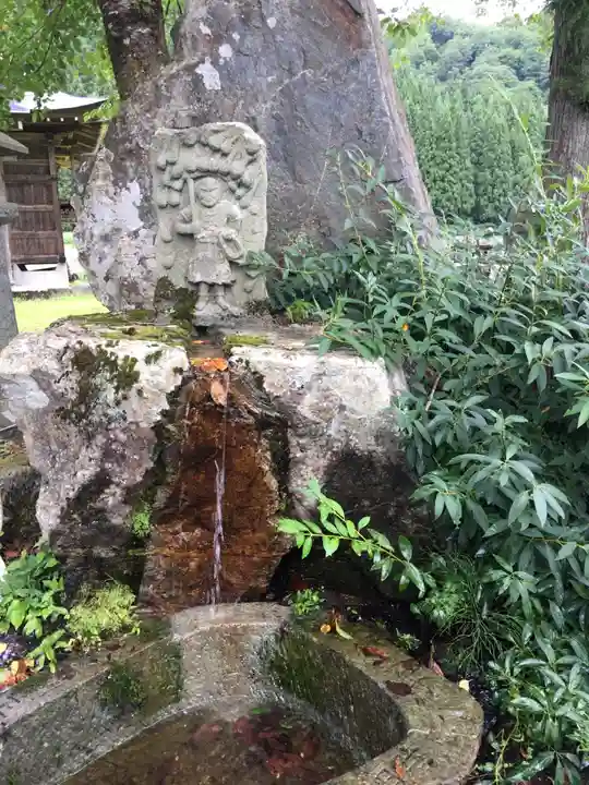 十二神社の手水舎