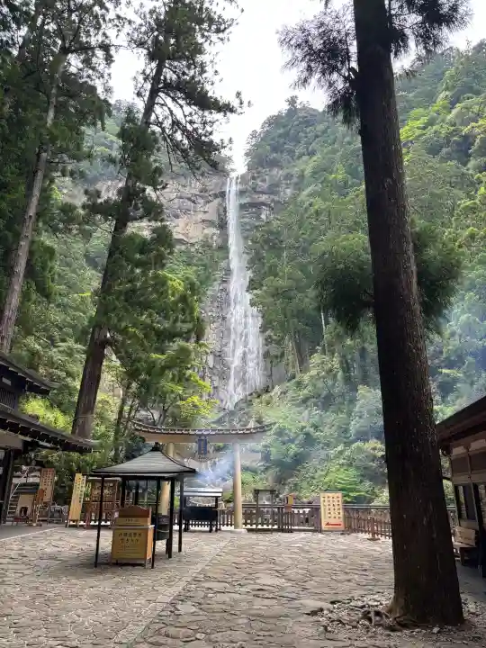 飛瀧神社(熊野那智大社別宮)の{uncategorized: "未分類", other: "その他", undefined: "問題あり", building: "その他建物", grave: "お墓", sacred_gate: "鳥居", guardian: "狛犬", statue: "像", buddha: "仏像", history: "歴史", nature: "自然", garden: "庭園", animal: "動物", pagoda: "塔", temizu: "手水舎", mountain_gate: "山門・神門", sanctuary: "本殿・本堂", subordinate: "末社・摂社", art: "芸術", scenery: "景色", jizo: "地蔵", ema: "絵馬", goshuin: "御朱印", omikuji: "おみくじ", items: "授与品その他", amulet: "お守り", goshuincho: "御朱印帳", eats: "食事", festival: "お祭り", votive_dance: "神楽", shichigosan: "七五三参", wedding: "結婚式", experience: "体験その他", initially: "初詣", around: "周辺", anti_infection: "感染症対策"}
