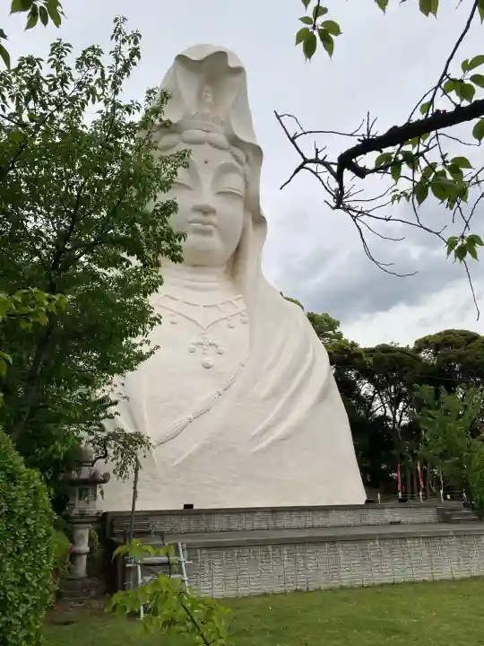 大船観音寺の{uncategorized: "未分類", other: "その他", undefined: "問題あり", building: "その他建物", grave: "お墓", sacred_gate: "鳥居", guardian: "狛犬", statue: "像", buddha: "仏像", history: "歴史", nature: "自然", garden: "庭園", animal: "動物", pagoda: "塔", temizu: "手水舎", mountain_gate: "山門・神門", sanctuary: "本殿・本堂", subordinate: "末社・摂社", art: "芸術", scenery: "景色", jizo: "地蔵", ema: "絵馬", goshuin: "御朱印", omikuji: "おみくじ", items: "授与品その他", amulet: "お守り", goshuincho: "御朱印帳", eats: "食事", festival: "お祭り", votive_dance: "神楽", shichigosan: "七五三参", wedding: "結婚式", experience: "体験その他", initially: "初詣", around: "周辺", anti_infection: "感染症対策"}