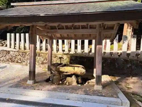 比沼麻奈為神社の手水舎
