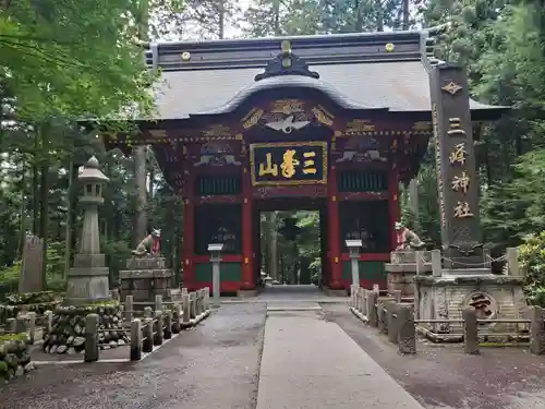 三峯神社の山門