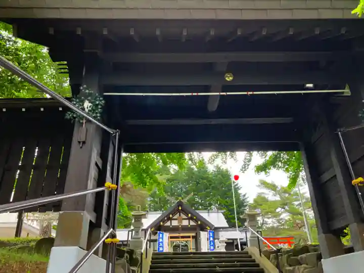 厚真神社の山門・神門