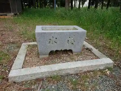 仲条新草社の手水舎