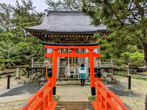 高山稲荷神社の本殿