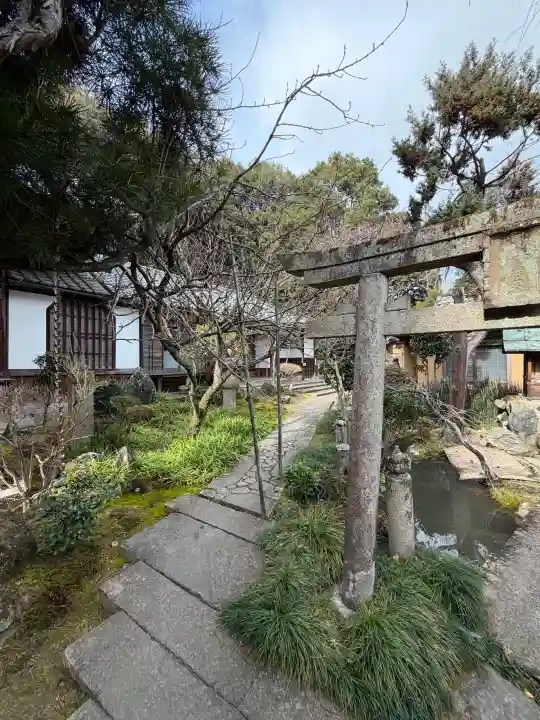 岩屋寺の{uncategorized: "未分類", other: "その他", undefined: "問題あり", building: "その他建物", grave: "お墓", sacred_gate: "鳥居", guardian: "狛犬", statue: "像", buddha: "仏像", history: "歴史", nature: "自然", garden: "庭園", animal: "動物", pagoda: "塔", temizu: "手水舎", mountain_gate: "山門・神門", sanctuary: "本殿・本堂", subordinate: "末社・摂社", art: "芸術", scenery: "景色", jizo: "地蔵", ema: "絵馬", goshuin: "御朱印", omikuji: "おみくじ", items: "授与品その他", amulet: "お守り", goshuincho: "御朱印帳", eats: "食事", festival: "お祭り", votive_dance: "神楽", shichigosan: "七五三参", wedding: "結婚式", experience: "体験その他", initially: "初詣", around: "周辺", anti_infection: "感染症対策"}