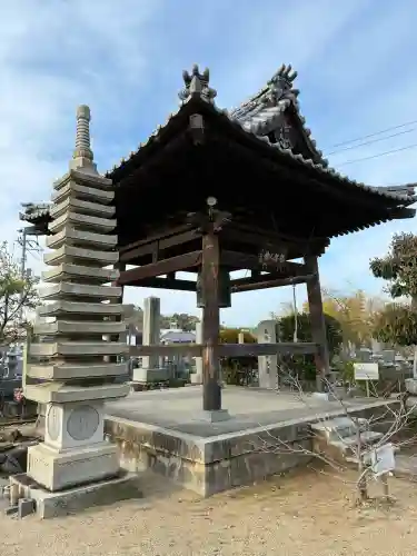 成願寺の{uncategorized: "未分類", other: "その他", undefined: "問題あり", building: "その他建物", grave: "お墓", sacred_gate: "鳥居", guardian: "狛犬", statue: "像", buddha: "仏像", history: "歴史", nature: "自然", garden: "庭園", animal: "動物", pagoda: "塔", temizu: "手水舎", mountain_gate: "山門・神門", sanctuary: "本殿・本堂", subordinate: "末社・摂社", art: "芸術", scenery: "景色", jizo: "地蔵", ema: "絵馬", goshuin: "御朱印", omikuji: "おみくじ", items: "授与品その他", amulet: "お守り", goshuincho: "御朱印帳", eats: "食事", festival: "お祭り", votive_dance: "神楽", shichigosan: "七五三参", wedding: "結婚式", experience: "体験その他", initially: "初詣", around: "周辺", anti_infection: "感染症対策"}