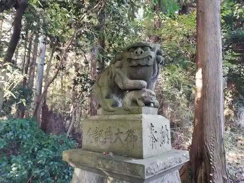 顕國魂神社の狛犬