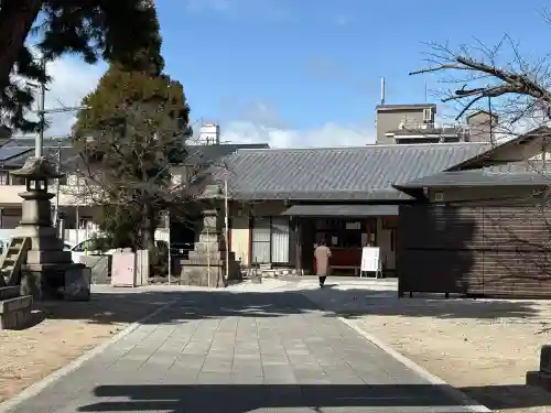 與杼神社の{uncategorized: "未分類", other: "その他", undefined: "問題あり", building: "その他建物", grave: "お墓", sacred_gate: "鳥居", guardian: "狛犬", statue: "像", buddha: "仏像", history: "歴史", nature: "自然", garden: "庭園", animal: "動物", pagoda: "塔", temizu: "手水舎", mountain_gate: "山門・神門", sanctuary: "本殿・本堂", subordinate: "末社・摂社", art: "芸術", scenery: "景色", jizo: "地蔵", ema: "絵馬", goshuin: "御朱印", omikuji: "おみくじ", items: "授与品その他", amulet: "お守り", goshuincho: "御朱印帳", eats: "食事", festival: "お祭り", votive_dance: "神楽", shichigosan: "七五三参", wedding: "結婚式", experience: "体験その他", initially: "初詣", around: "周辺", anti_infection: "感染症対策"}