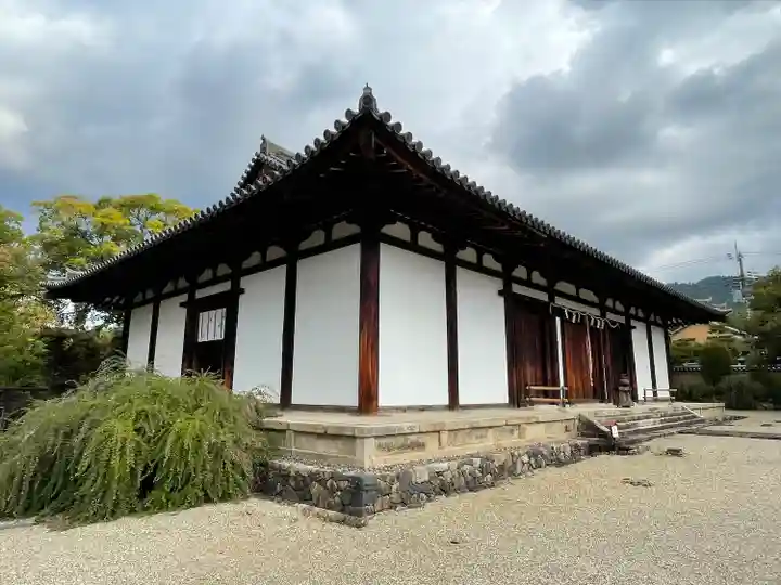 新薬師寺の本殿・本堂