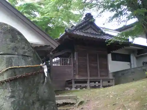 三ツ石神社の本殿