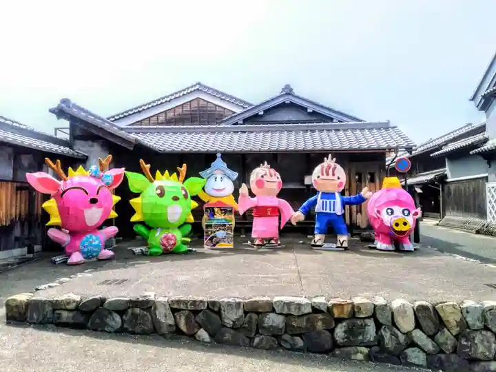 屋根神様の周辺