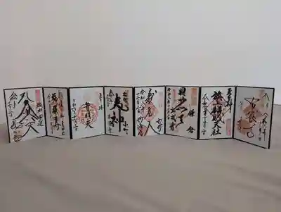 ◇浄智寺【布袋尊】　弥勒菩薩の化身といわれる不老長寿の神です。
◇鶴岡八幡宮（旗上弁財天社【《弁財天】芸能・開運の神。源頼朝や北条政子が諸祈願を行なった弁才天と伝えられます。現在は鎌倉国宝館にあります。
◇宝戒寺【毘沙門天】仏教を守護する四天王の一人。病魔対敵の神です。
◇妙隆寺【寿老人】中国道教に起源を持つ長寿の神です。
◇本覚寺【夷神】商売繁盛の神。幕府の裏鬼門に当たっていたので、幕府を守る神として源頼朝が祀ったとされます。
◇御霊神社【福禄寿】幸福・財宝の神。宝蔵庫に納められています。
◇長谷寺【大黒天】財福の神。大黒堂に祀られ、「出世・開運授け大黒天」として多くの信仰を集めています。
◇江島神社【弁財天】「鎌倉・江ノ島七福神とする場合に加えられます。