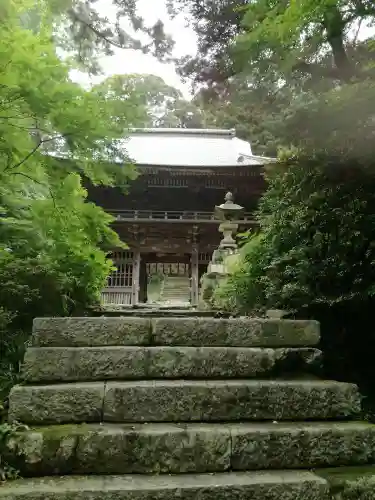 椎尾山薬王院の山門・神門