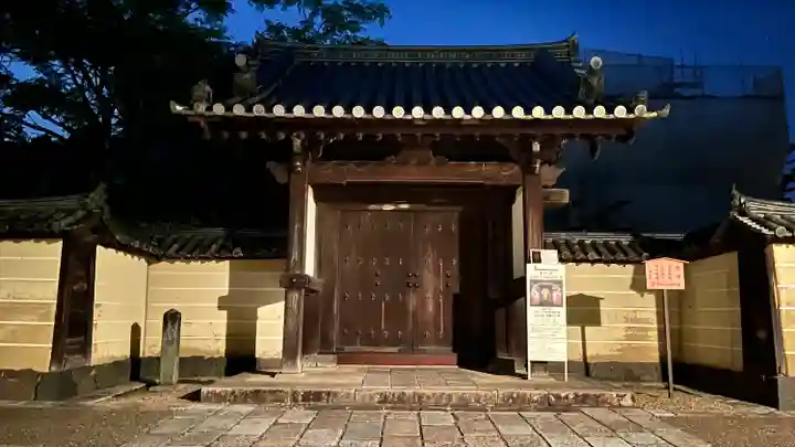 東大寺戒壇院戒壇堂の山門・神門