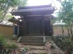 神留寺の山門