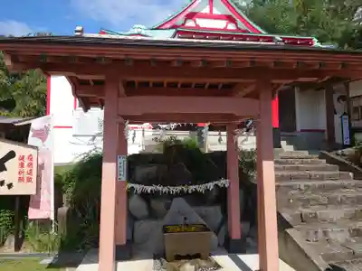 差出磯大嶽山神社 仕事と健康と厄よけの神さまの手水舎