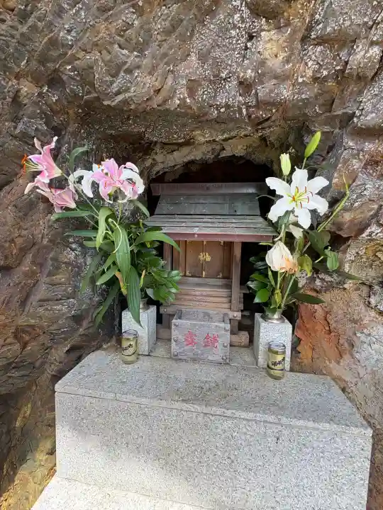 白蛇弁天(弁天島)の{uncategorized: "未分類", other: "その他", undefined: "問題あり", building: "その他建物", grave: "お墓", sacred_gate: "鳥居", guardian: "狛犬", statue: "像", buddha: "仏像", history: "歴史", nature: "自然", garden: "庭園", animal: "動物", pagoda: "塔", temizu: "手水舎", mountain_gate: "山門・神門", sanctuary: "本殿・本堂", subordinate: "末社・摂社", art: "芸術", scenery: "景色", jizo: "地蔵", ema: "絵馬", goshuin: "御朱印", omikuji: "おみくじ", items: "授与品その他", amulet: "お守り", goshuincho: "御朱印帳", eats: "食事", festival: "お祭り", votive_dance: "神楽", shichigosan: "七五三参", wedding: "結婚式", experience: "体験その他", initially: "初詣", around: "周辺", anti_infection: "感染症対策"}