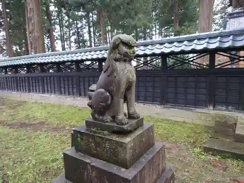 守りの神　藤基神社の狛犬