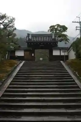 霊鑑寺門跡の山門・神門