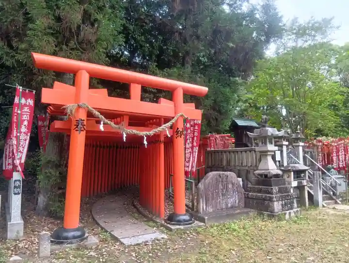 宇夫須奈神社(木曽川町)の{uncategorized: "未分類", other: "その他", undefined: "問題あり", building: "その他建物", grave: "お墓", sacred_gate: "鳥居", guardian: "狛犬", statue: "像", buddha: "仏像", history: "歴史", nature: "自然", garden: "庭園", animal: "動物", pagoda: "塔", temizu: "手水舎", mountain_gate: "山門・神門", sanctuary: "本殿・本堂", subordinate: "末社・摂社", art: "芸術", scenery: "景色", jizo: "地蔵", ema: "絵馬", goshuin: "御朱印", omikuji: "おみくじ", items: "授与品その他", amulet: "お守り", goshuincho: "御朱印帳", eats: "食事", festival: "お祭り", votive_dance: "神楽", shichigosan: "七五三参", wedding: "結婚式", experience: "体験その他", initially: "初詣", around: "周辺", anti_infection: "感染症対策"}