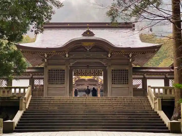 彌彦神社の山門・神門