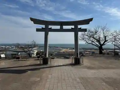 鹿島御児神社の{uncategorized: "未分類", other: "その他", undefined: "問題あり", building: "その他建物", grave: "お墓", sacred_gate: "鳥居", guardian: "狛犬", statue: "像", buddha: "仏像", history: "歴史", nature: "自然", garden: "庭園", animal: "動物", pagoda: "塔", temizu: "手水舎", mountain_gate: "山門・神門", sanctuary: "本殿・本堂", subordinate: "末社・摂社", art: "芸術", scenery: "景色", jizo: "地蔵", ema: "絵馬", goshuin: "御朱印", omikuji: "おみくじ", items: "授与品その他", amulet: "お守り", goshuincho: "御朱印帳", eats: "食事", festival: "お祭り", votive_dance: "神楽", shichigosan: "七五三参", wedding: "結婚式", experience: "体験その他", initially: "初詣", around: "周辺", anti_infection: "感染症対策"}