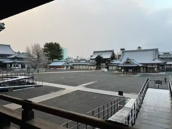 本願寺(西本願寺)の{uncategorized: "未分類", other: "その他", undefined: "問題あり", building: "その他建物", grave: "お墓", sacred_gate: "鳥居", guardian: "狛犬", statue: "像", buddha: "仏像", history: "歴史", nature: "自然", garden: "庭園", animal: "動物", pagoda: "塔", temizu: "手水舎", mountain_gate: "山門・神門", sanctuary: "本殿・本堂", subordinate: "末社・摂社", art: "芸術", scenery: "景色", jizo: "地蔵", ema: "絵馬", goshuin: "御朱印", omikuji: "おみくじ", items: "授与品その他", amulet: "お守り", goshuincho: "御朱印帳", eats: "食事", festival: "お祭り", votive_dance: "神楽", shichigosan: "七五三参", wedding: "結婚式", experience: "体験その他", initially: "初詣", around: "周辺", anti_infection: "感染症対策"}