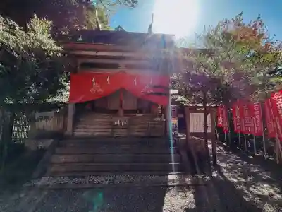 三柱神社の{uncategorized: "未分類", other: "その他", undefined: "問題あり", building: "その他建物", grave: "お墓", sacred_gate: "鳥居", guardian: "狛犬", statue: "像", buddha: "仏像", history: "歴史", nature: "自然", garden: "庭園", animal: "動物", pagoda: "塔", temizu: "手水舎", mountain_gate: "山門・神門", sanctuary: "本殿・本堂", subordinate: "末社・摂社", art: "芸術", scenery: "景色", jizo: "地蔵", ema: "絵馬", goshuin: "御朱印", omikuji: "おみくじ", items: "授与品その他", amulet: "お守り", goshuincho: "御朱印帳", eats: "食事", festival: "お祭り", votive_dance: "神楽", shichigosan: "七五三参", wedding: "結婚式", experience: "体験その他", initially: "初詣", around: "周辺", anti_infection: "感染症対策"}