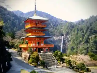 青岸渡寺の{uncategorized: "未分類", other: "その他", undefined: "問題あり", building: "その他建物", grave: "お墓", sacred_gate: "鳥居", guardian: "狛犬", statue: "像", buddha: "仏像", history: "歴史", nature: "自然", garden: "庭園", animal: "動物", pagoda: "塔", temizu: "手水舎", mountain_gate: "山門・神門", sanctuary: "本殿・本堂", subordinate: "末社・摂社", art: "芸術", scenery: "景色", jizo: "地蔵", ema: "絵馬", goshuin: "御朱印", omikuji: "おみくじ", items: "授与品その他", amulet: "お守り", goshuincho: "御朱印帳", eats: "食事", festival: "お祭り", votive_dance: "神楽", shichigosan: "七五三参", wedding: "結婚式", experience: "体験その他", initially: "初詣", around: "周辺", anti_infection: "感染症対策"}