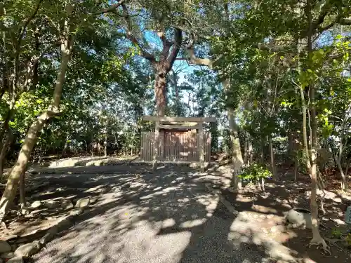 河原神社（豊受大神宮摂社）・毛理神社（豊受大神宮末社）の{uncategorized: "未分類", other: "その他", undefined: "問題あり", building: "その他建物", grave: "お墓", sacred_gate: "鳥居", guardian: "狛犬", statue: "像", buddha: "仏像", history: "歴史", nature: "自然", garden: "庭園", animal: "動物", pagoda: "塔", temizu: "手水舎", mountain_gate: "山門・神門", sanctuary: "本殿・本堂", subordinate: "末社・摂社", art: "芸術", scenery: "景色", jizo: "地蔵", ema: "絵馬", goshuin: "御朱印", omikuji: "おみくじ", items: "授与品その他", amulet: "お守り", goshuincho: "御朱印帳", eats: "食事", festival: "お祭り", votive_dance: "神楽", shichigosan: "七五三参", wedding: "結婚式", experience: "体験その他", initially: "初詣", around: "周辺", anti_infection: "感染症対策"}