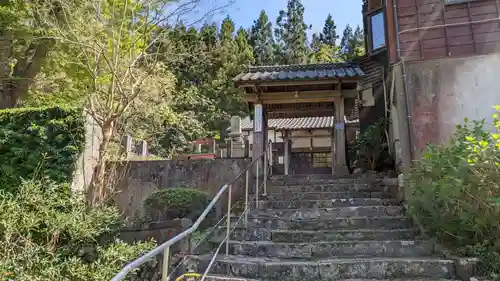 万照寺の山門