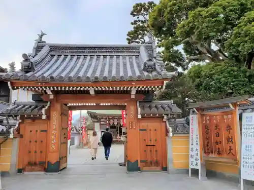 宝蔵院の山門