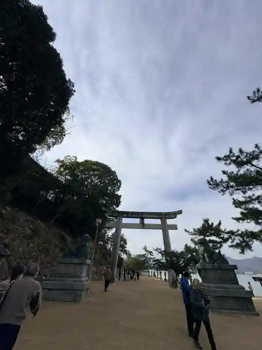 厳島神社の{uncategorized: "未分類", other: "その他", undefined: "問題あり", building: "その他建物", grave: "お墓", sacred_gate: "鳥居", guardian: "狛犬", statue: "像", buddha: "仏像", history: "歴史", nature: "自然", garden: "庭園", animal: "動物", pagoda: "塔", temizu: "手水舎", mountain_gate: "山門・神門", sanctuary: "本殿・本堂", subordinate: "末社・摂社", art: "芸術", scenery: "景色", jizo: "地蔵", ema: "絵馬", goshuin: "御朱印", omikuji: "おみくじ", items: "授与品その他", amulet: "お守り", goshuincho: "御朱印帳", eats: "食事", festival: "お祭り", votive_dance: "神楽", shichigosan: "七五三参", wedding: "結婚式", experience: "体験その他", initially: "初詣", around: "周辺", anti_infection: "感染症対策"}