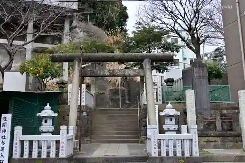 （芝生）浅間神社の鳥居