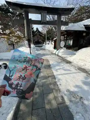 彌彦神社　(伊夜日子神社)の{uncategorized: "未分類", other: "その他", undefined: "問題あり", building: "その他建物", grave: "お墓", sacred_gate: "鳥居", guardian: "狛犬", statue: "像", buddha: "仏像", history: "歴史", nature: "自然", garden: "庭園", animal: "動物", pagoda: "塔", temizu: "手水舎", mountain_gate: "山門・神門", sanctuary: "本殿・本堂", subordinate: "末社・摂社", art: "芸術", scenery: "景色", jizo: "地蔵", ema: "絵馬", goshuin: "御朱印", omikuji: "おみくじ", items: "授与品その他", amulet: "お守り", goshuincho: "御朱印帳", eats: "食事", festival: "お祭り", votive_dance: "神楽", shichigosan: "七五三参", wedding: "結婚式", experience: "体験その他", initially: "初詣", around: "周辺", anti_infection: "感染症対策"}