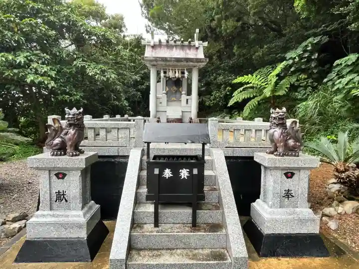 尖閣神社の{uncategorized: "未分類", other: "その他", undefined: "問題あり", building: "その他建物", grave: "お墓", sacred_gate: "鳥居", guardian: "狛犬", statue: "像", buddha: "仏像", history: "歴史", nature: "自然", garden: "庭園", animal: "動物", pagoda: "塔", temizu: "手水舎", mountain_gate: "山門・神門", sanctuary: "本殿・本堂", subordinate: "末社・摂社", art: "芸術", scenery: "景色", jizo: "地蔵", ema: "絵馬", goshuin: "御朱印", omikuji: "おみくじ", items: "授与品その他", amulet: "お守り", goshuincho: "御朱印帳", eats: "食事", festival: "お祭り", votive_dance: "神楽", shichigosan: "七五三参", wedding: "結婚式", experience: "体験その他", initially: "初詣", around: "周辺", anti_infection: "感染症対策"}