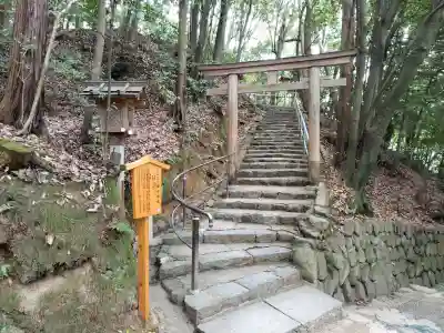 活日神社(大神神社摂社)の{uncategorized: "未分類", other: "その他", undefined: "問題あり", building: "その他建物", grave: "お墓", sacred_gate: "鳥居", guardian: "狛犬", statue: "像", buddha: "仏像", history: "歴史", nature: "自然", garden: "庭園", animal: "動物", pagoda: "塔", temizu: "手水舎", mountain_gate: "山門・神門", sanctuary: "本殿・本堂", subordinate: "末社・摂社", art: "芸術", scenery: "景色", jizo: "地蔵", ema: "絵馬", goshuin: "御朱印", omikuji: "おみくじ", items: "授与品その他", amulet: "お守り", goshuincho: "御朱印帳", eats: "食事", festival: "お祭り", votive_dance: "神楽", shichigosan: "七五三参", wedding: "結婚式", experience: "体験その他", initially: "初詣", around: "周辺", anti_infection: "感染症対策"}
