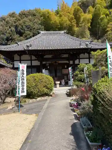 密厳寺の{uncategorized: "未分類", other: "その他", undefined: "問題あり", building: "その他建物", grave: "お墓", sacred_gate: "鳥居", guardian: "狛犬", statue: "像", buddha: "仏像", history: "歴史", nature: "自然", garden: "庭園", animal: "動物", pagoda: "塔", temizu: "手水舎", mountain_gate: "山門・神門", sanctuary: "本殿・本堂", subordinate: "末社・摂社", art: "芸術", scenery: "景色", jizo: "地蔵", ema: "絵馬", goshuin: "御朱印", omikuji: "おみくじ", items: "授与品その他", amulet: "お守り", goshuincho: "御朱印帳", eats: "食事", festival: "お祭り", votive_dance: "神楽", shichigosan: "七五三参", wedding: "結婚式", experience: "体験その他", initially: "初詣", around: "周辺", anti_infection: "感染症対策"}