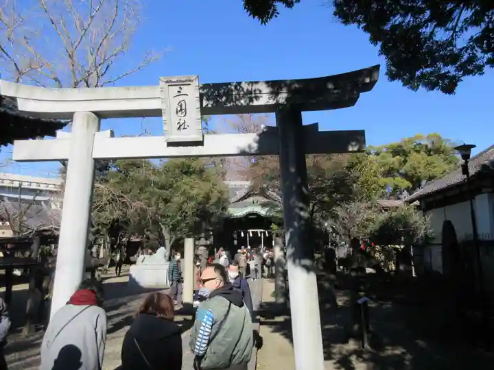三囲神社の鳥居
